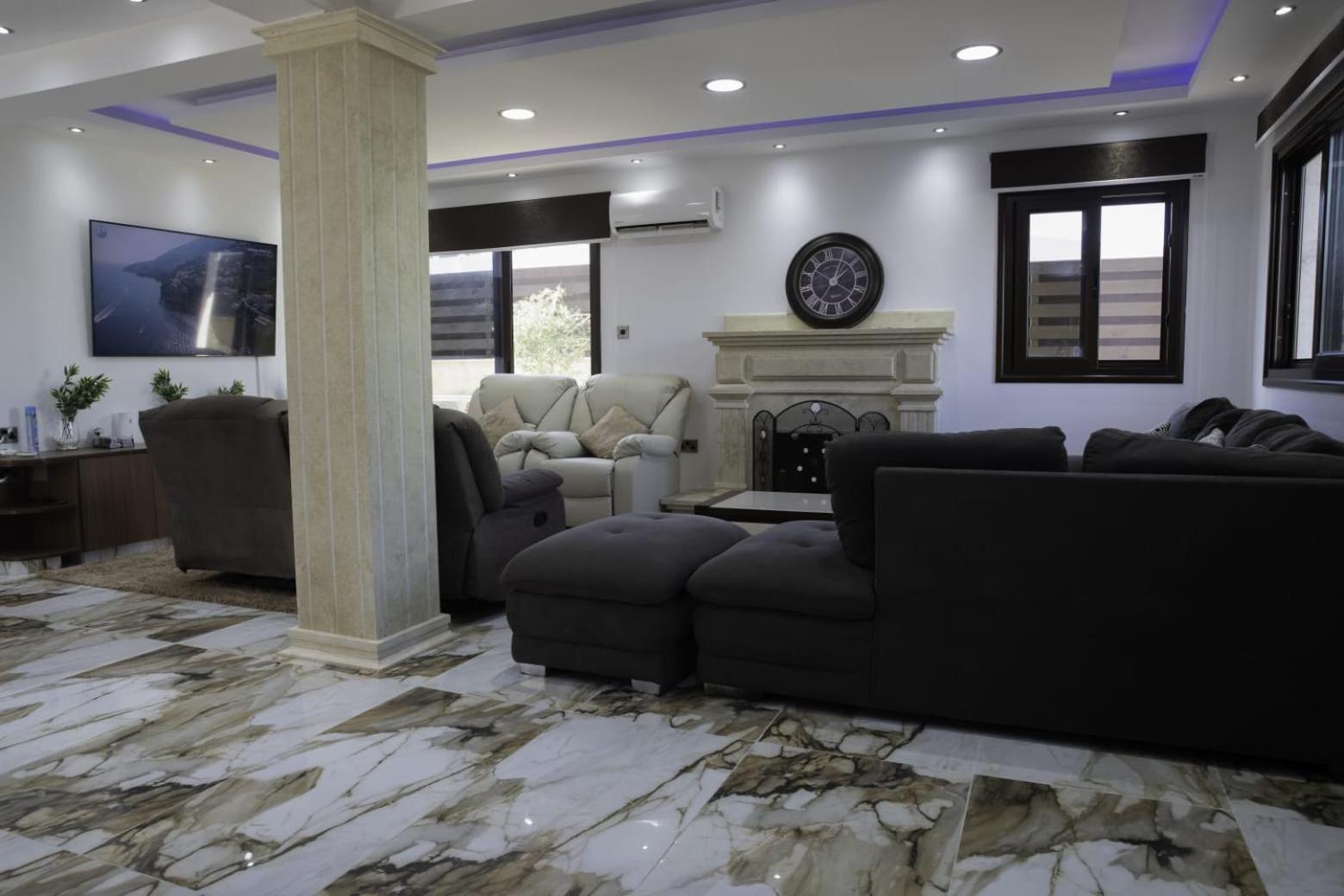 Luxury 5BR Private Villa with Pool - Chloraka