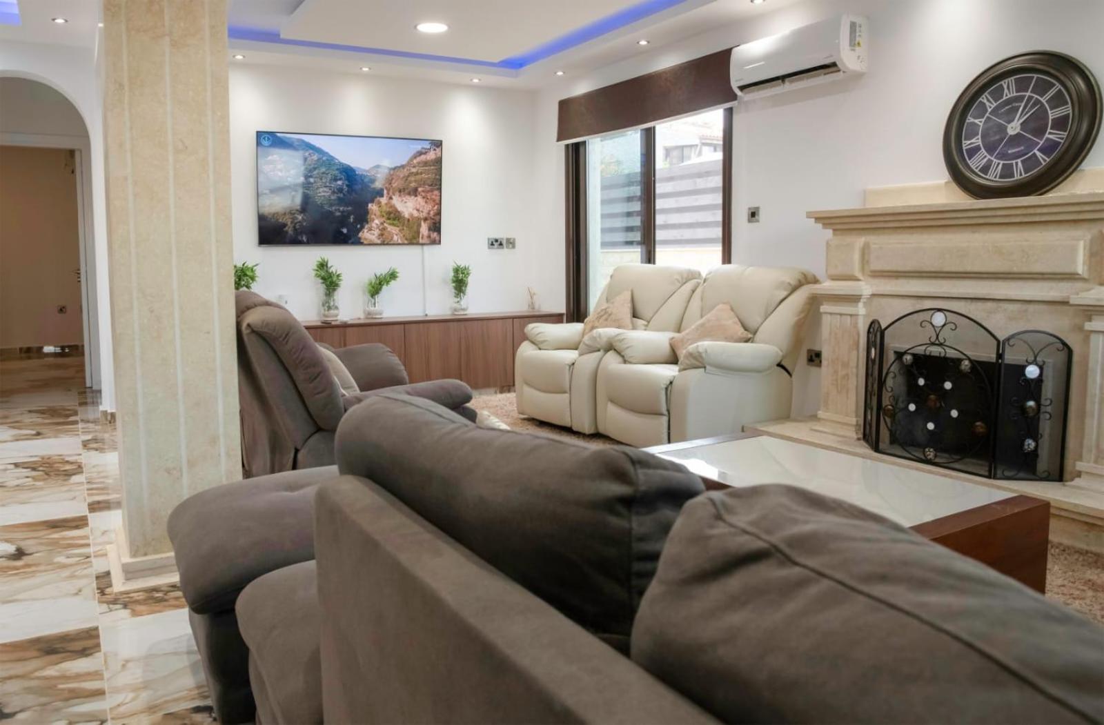 Luxury 5BR Private Villa with Pool - Chloraka