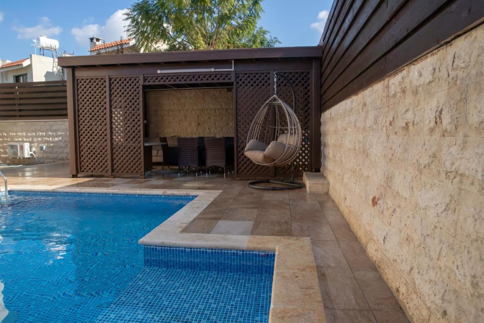 Luxury 5BR Private Villa with Pool - Chloraka
