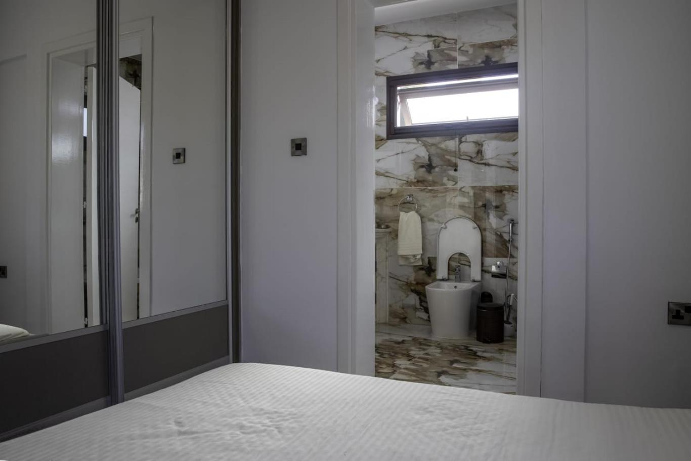 Luxury 5BR Private Villa with Pool - Chloraka