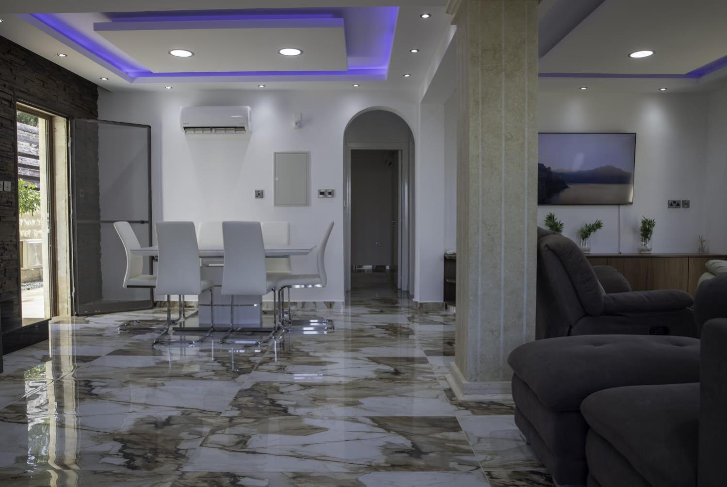 Luxury 5BR Private Villa with Pool - Chloraka