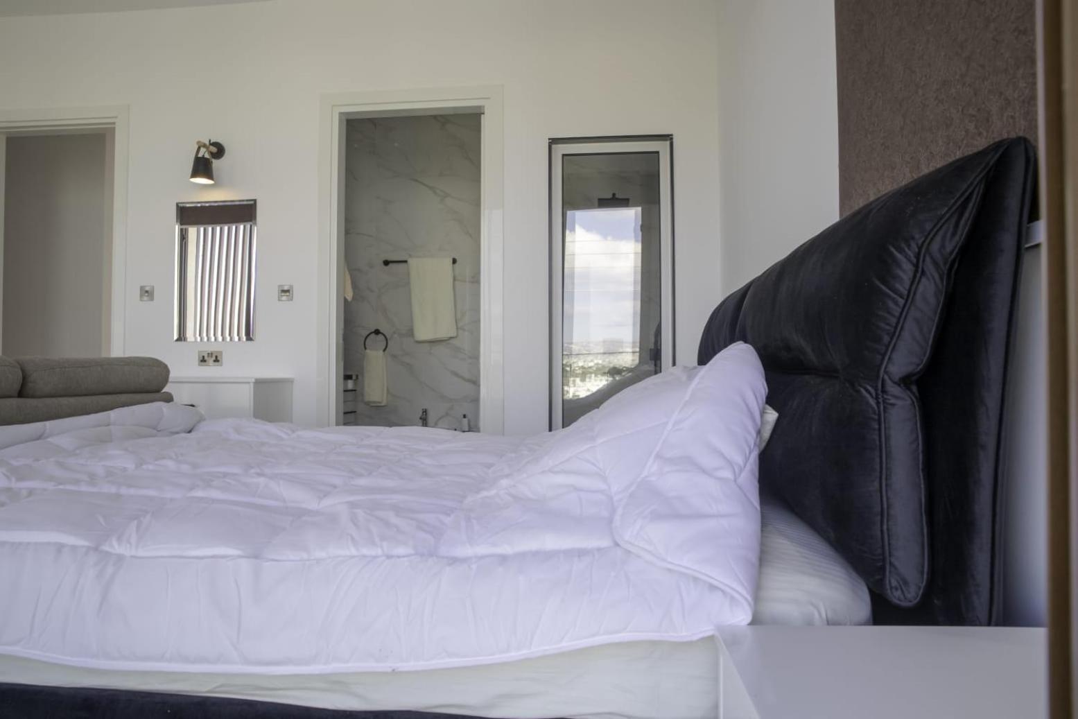 Luxury 5BR Private Villa with Pool - Chloraka