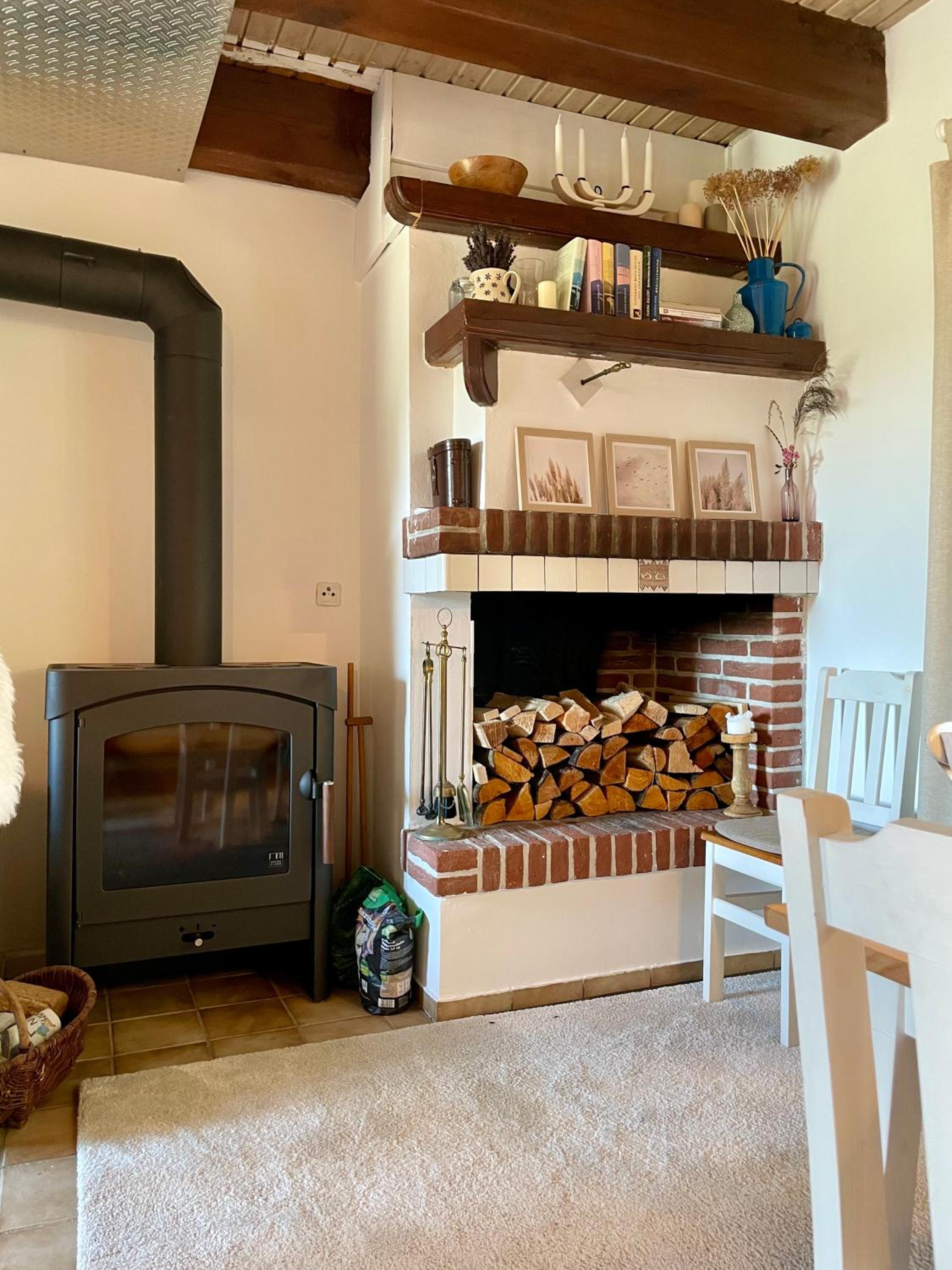Reetdachhaus in Seenähe, Ruhige Lage, Kamin & Terrasse