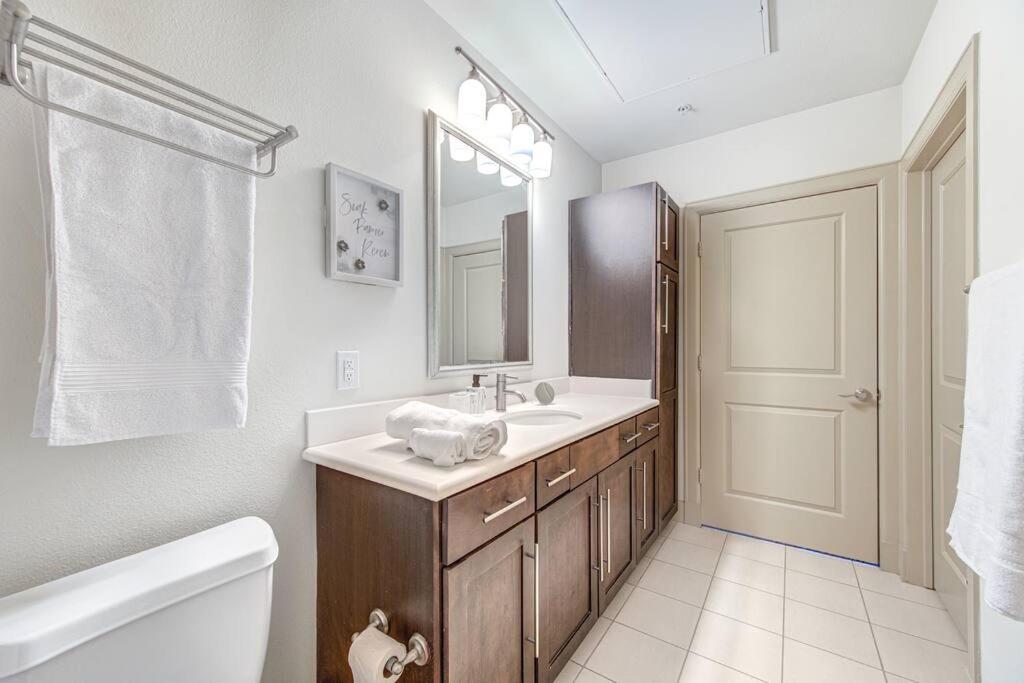 Chic 1Br Near NRG Pool Wi-Fi Free Parking