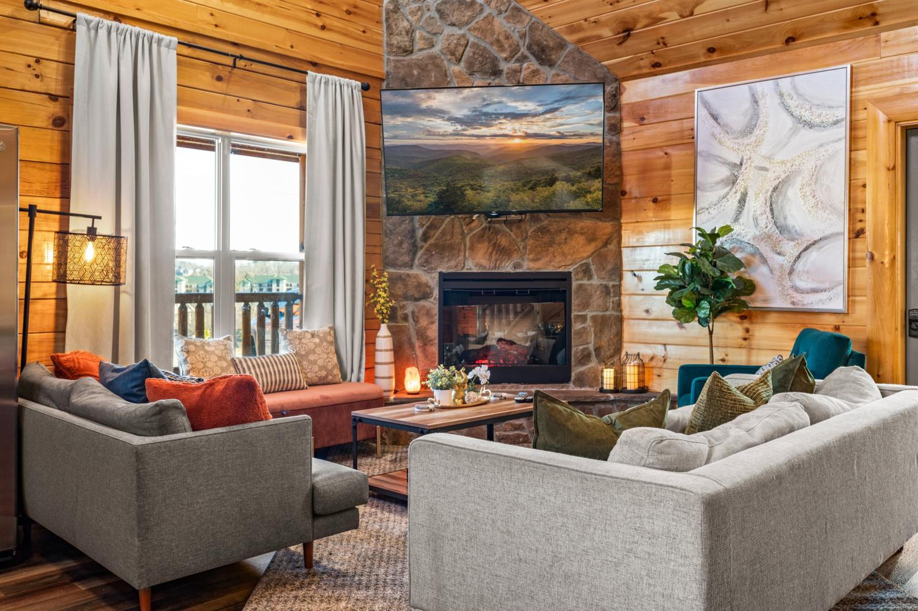 4BR Cabin Pvt Indoor Pool Sleeps 14 Parkway view 4