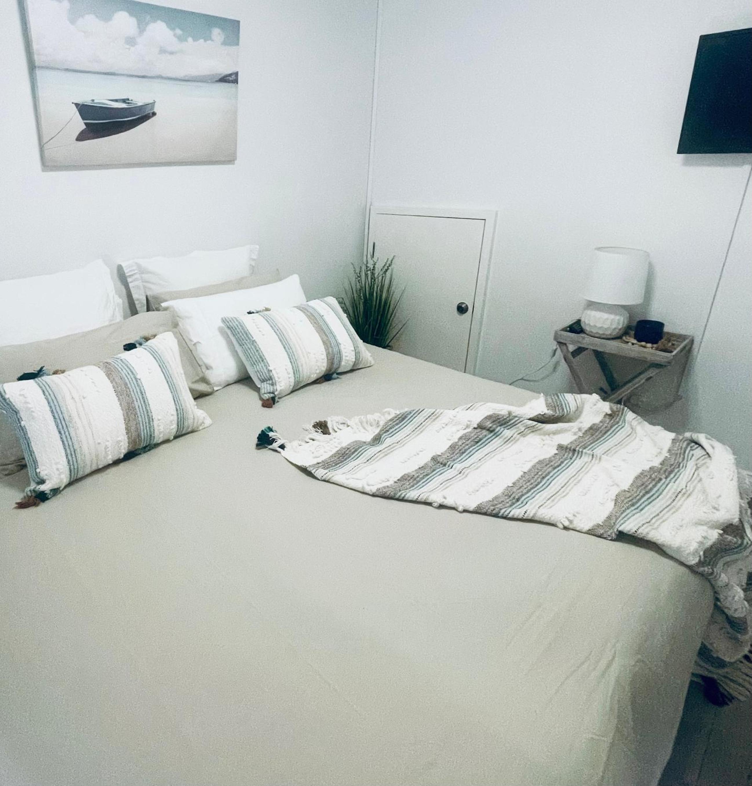 U2 at Moana Beach Esplanade - Exclusive 2 Bdrm Apt - WiFi - Spa - Pet Friendly
