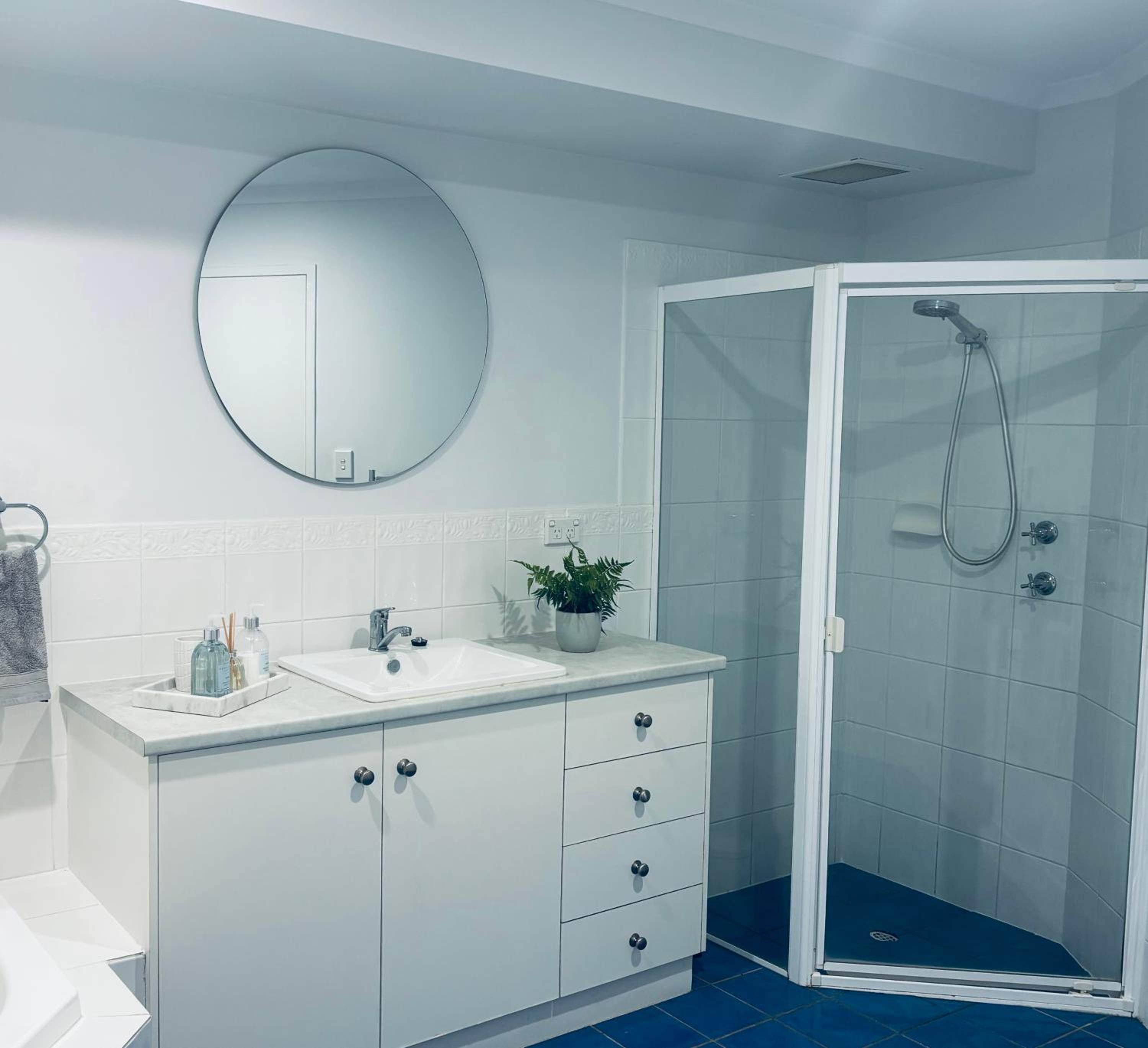 U2 at Moana Beach Esplanade - Exclusive 2 Bdrm Apt - WiFi - Spa - Pet Friendly