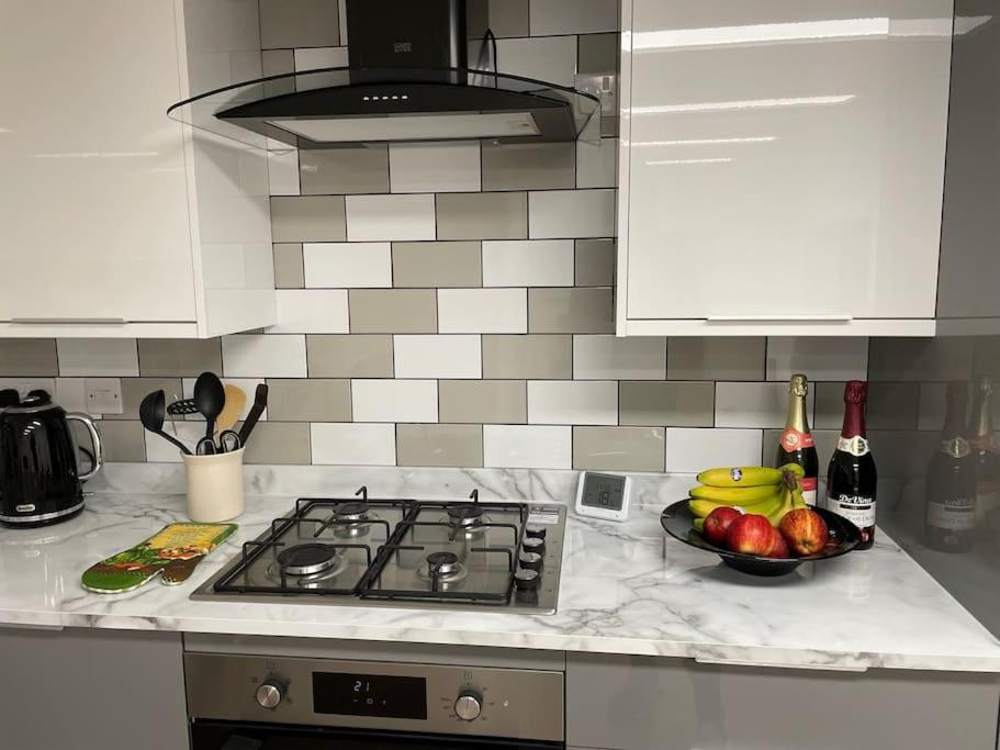 Exquisite 1-bedroom apartment with on-site parking view 2