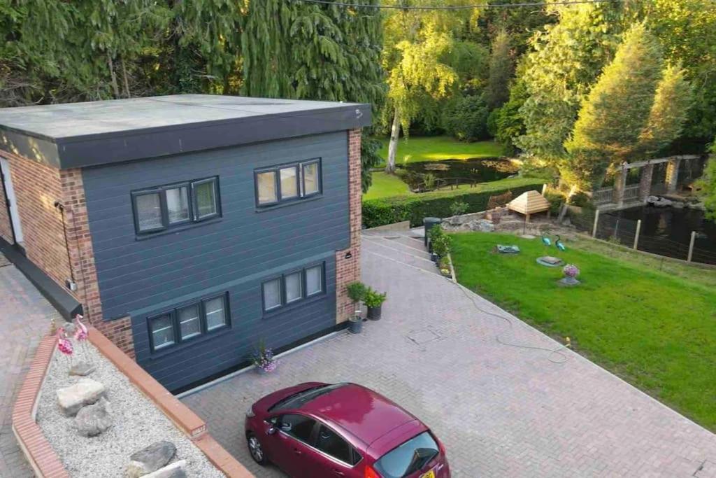 Exquisite 1-bedroom apartment with on-site parking view 3