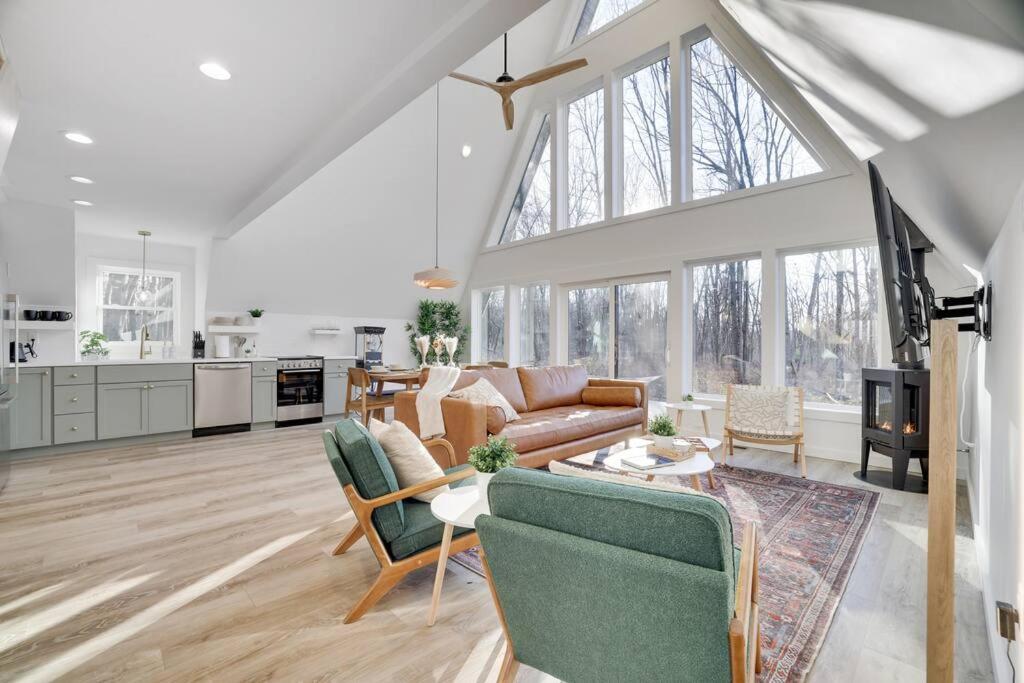 Modern A-frame in woods with Sauna, HotTub, Privacy view 4