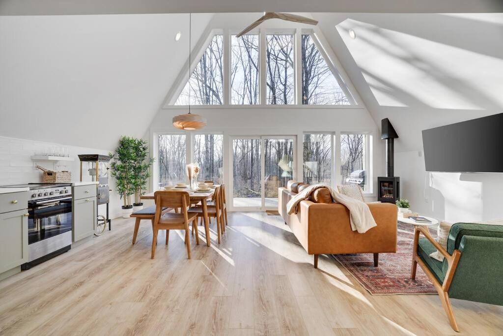 Modern A-frame in woods with Sauna, HotTub, Privacy view 3