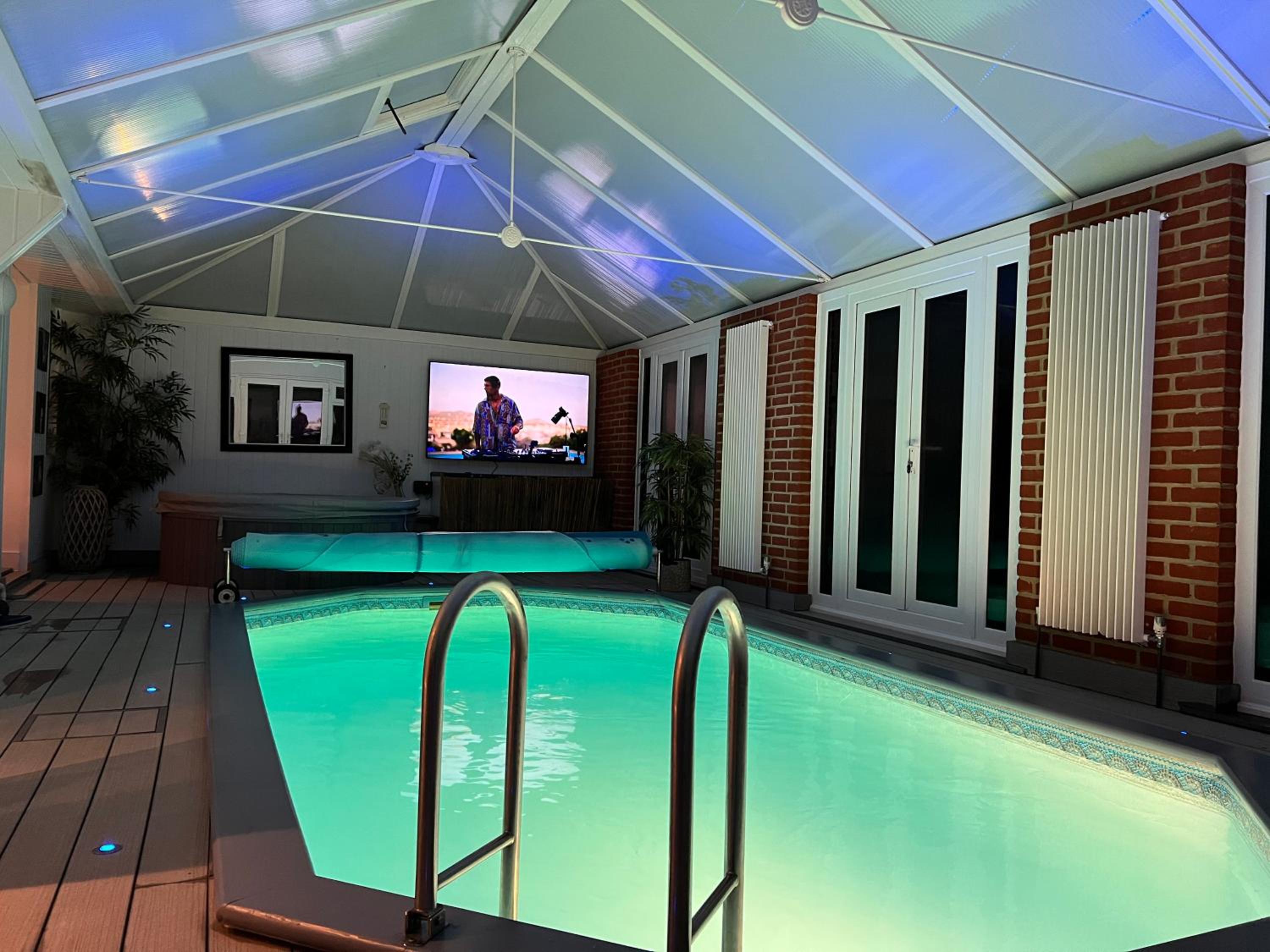 Broadway Pool House with Sauna & Jacuzzi view 2