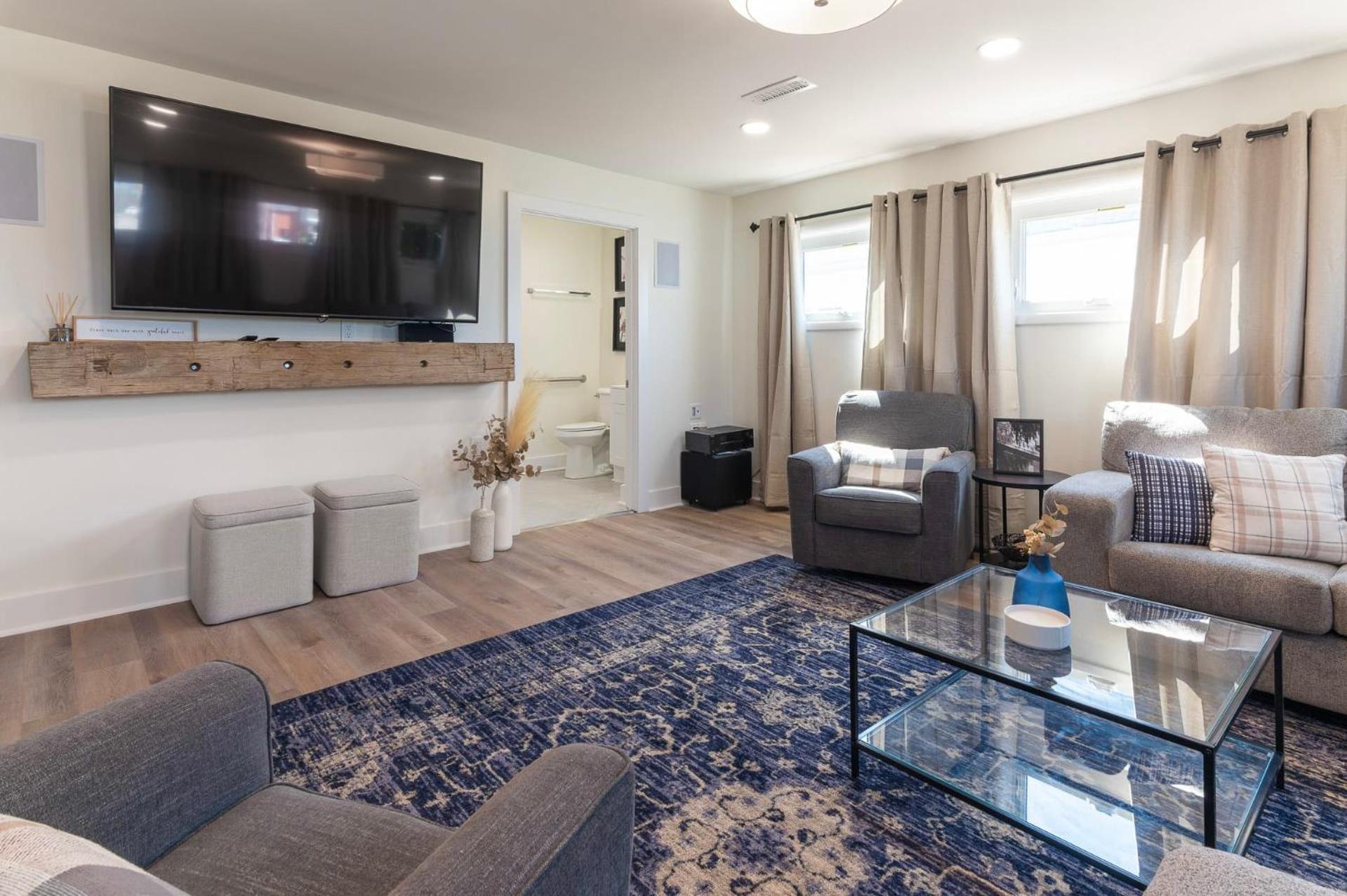 Spacious Home Near Ark, Perfect for 12 Guests view 2