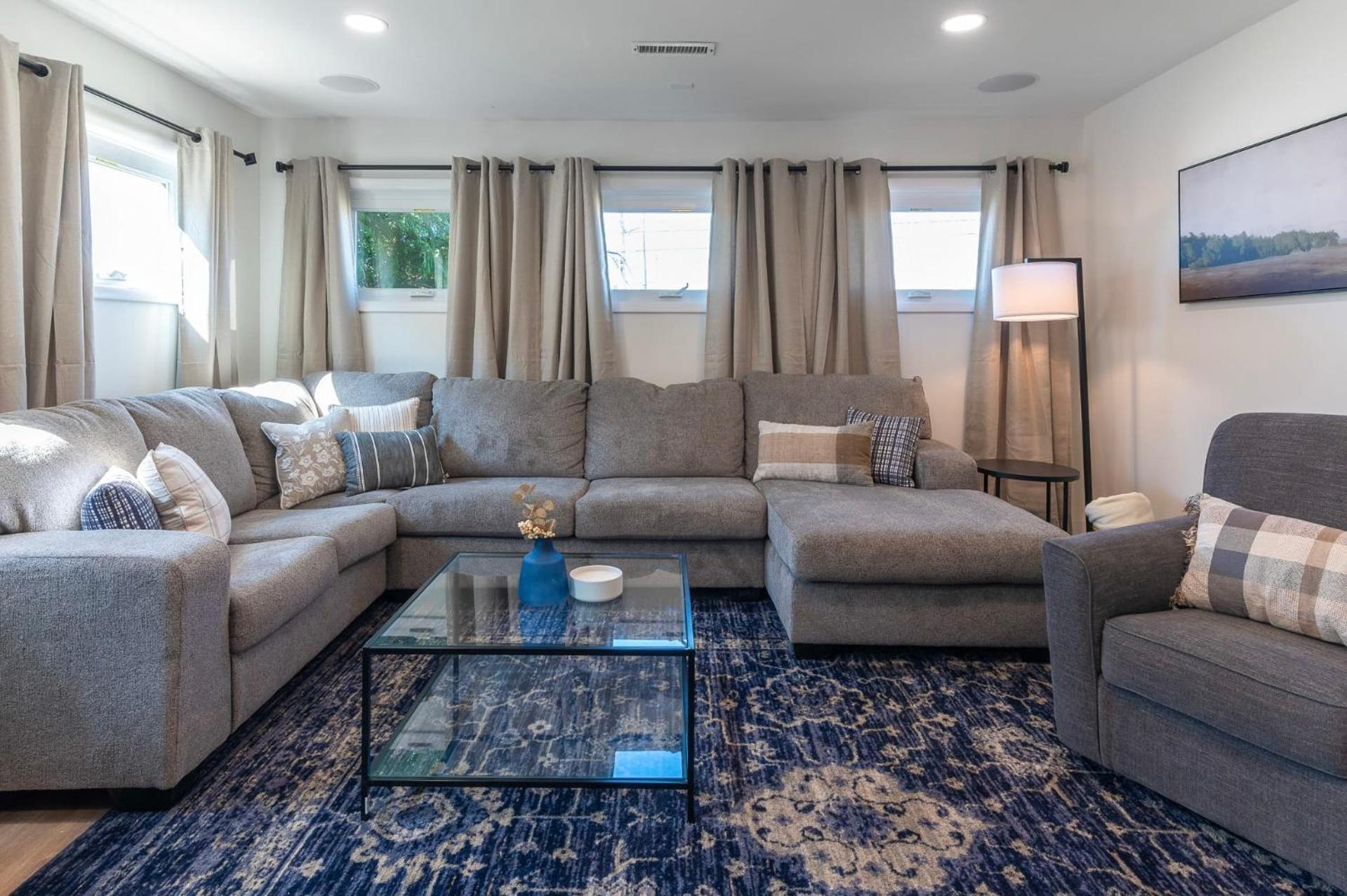Spacious Home Near Ark, Perfect for 12 Guests view 3