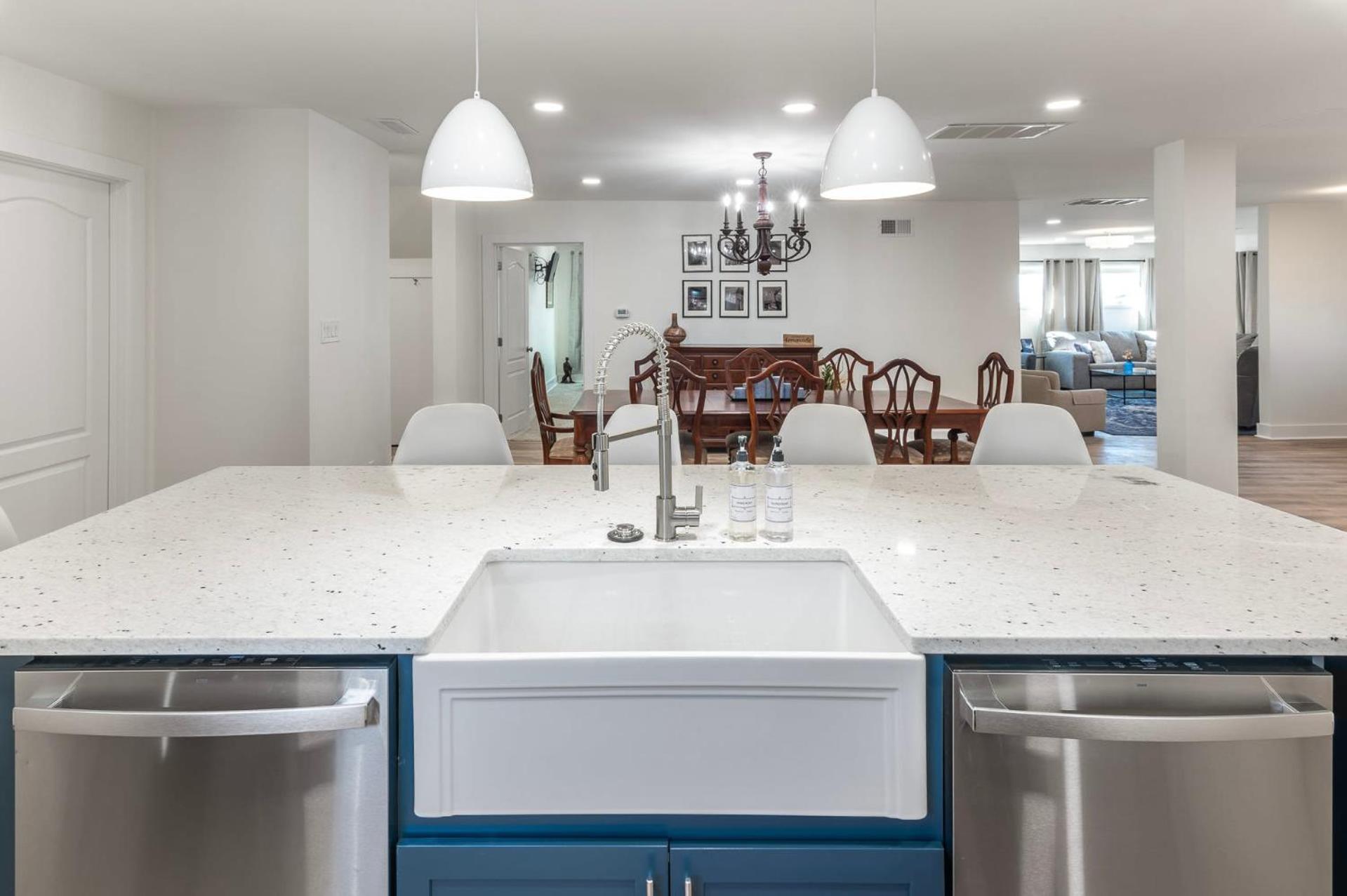 Spacious Home Near Ark, Perfect for 12 Guests view 5