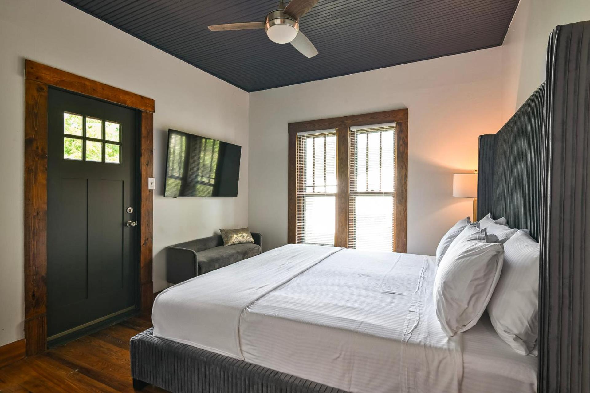 The Sunset Cottage by Ark - Lovely 3-Bedroom Home view 2