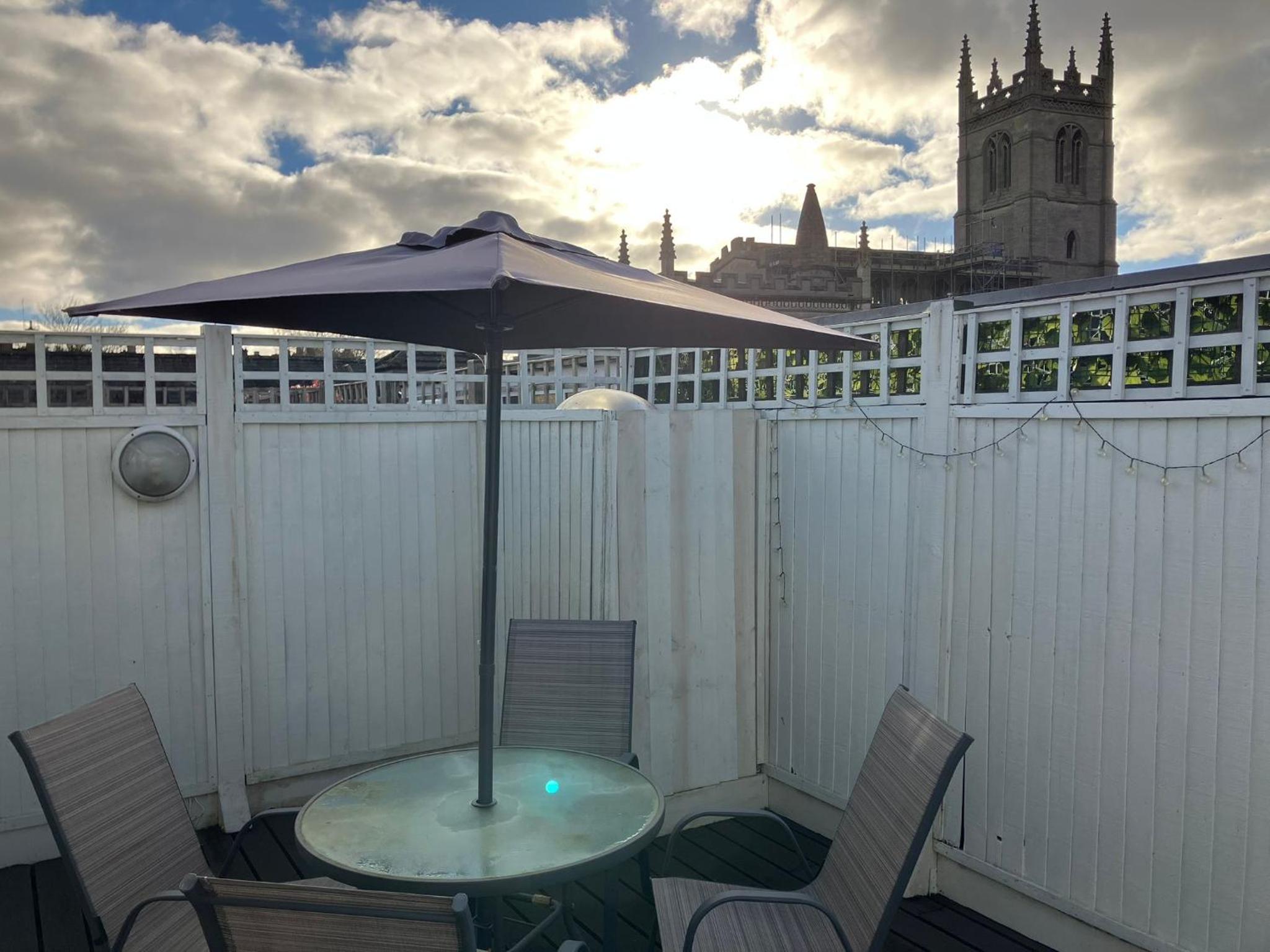Spacious and Refreshing 3-4 Bed Stamford House! view 4