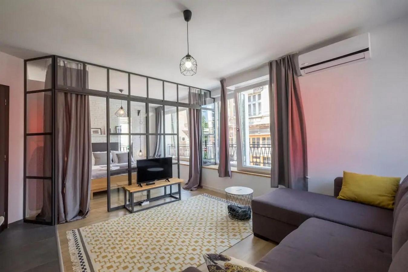 Industrial Look Apartment Top Centre + Free Parking
