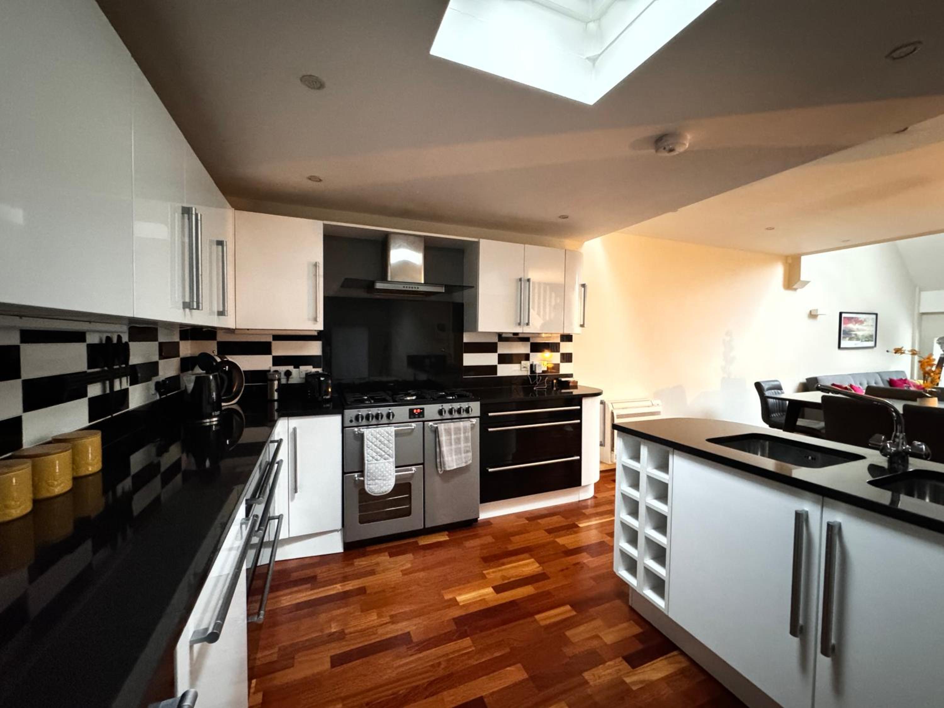 Spacious and Refreshing 3-4 Bed Stamford House! view 5