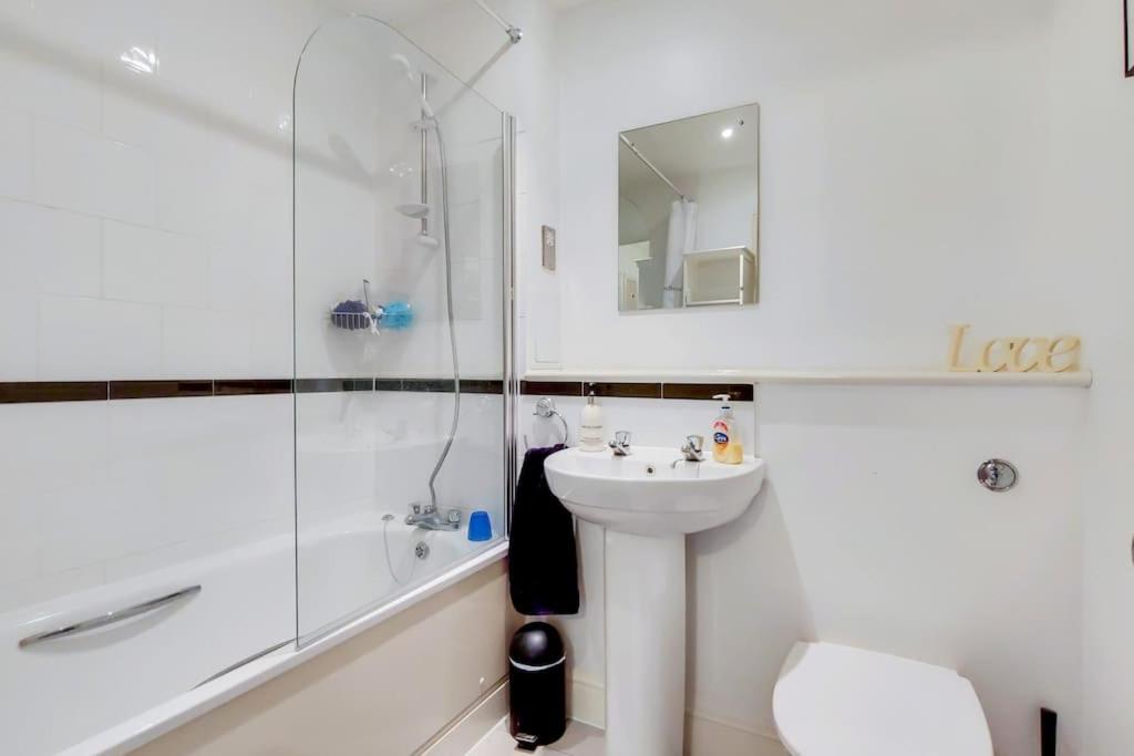 Modern 2 bed 2 bath with Balcony in Rayners lane Pinner Harrow near Wembley Greater London view 4