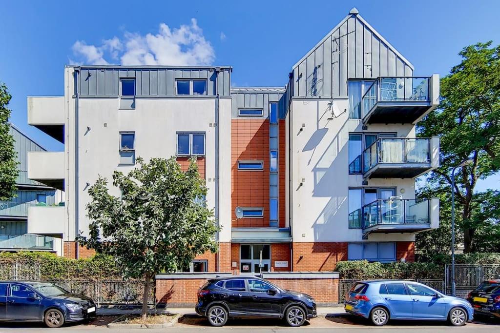 Modern 2 bed 2 bath with Balcony in Rayners lane Pinner Harrow near Wembley Greater London view 5