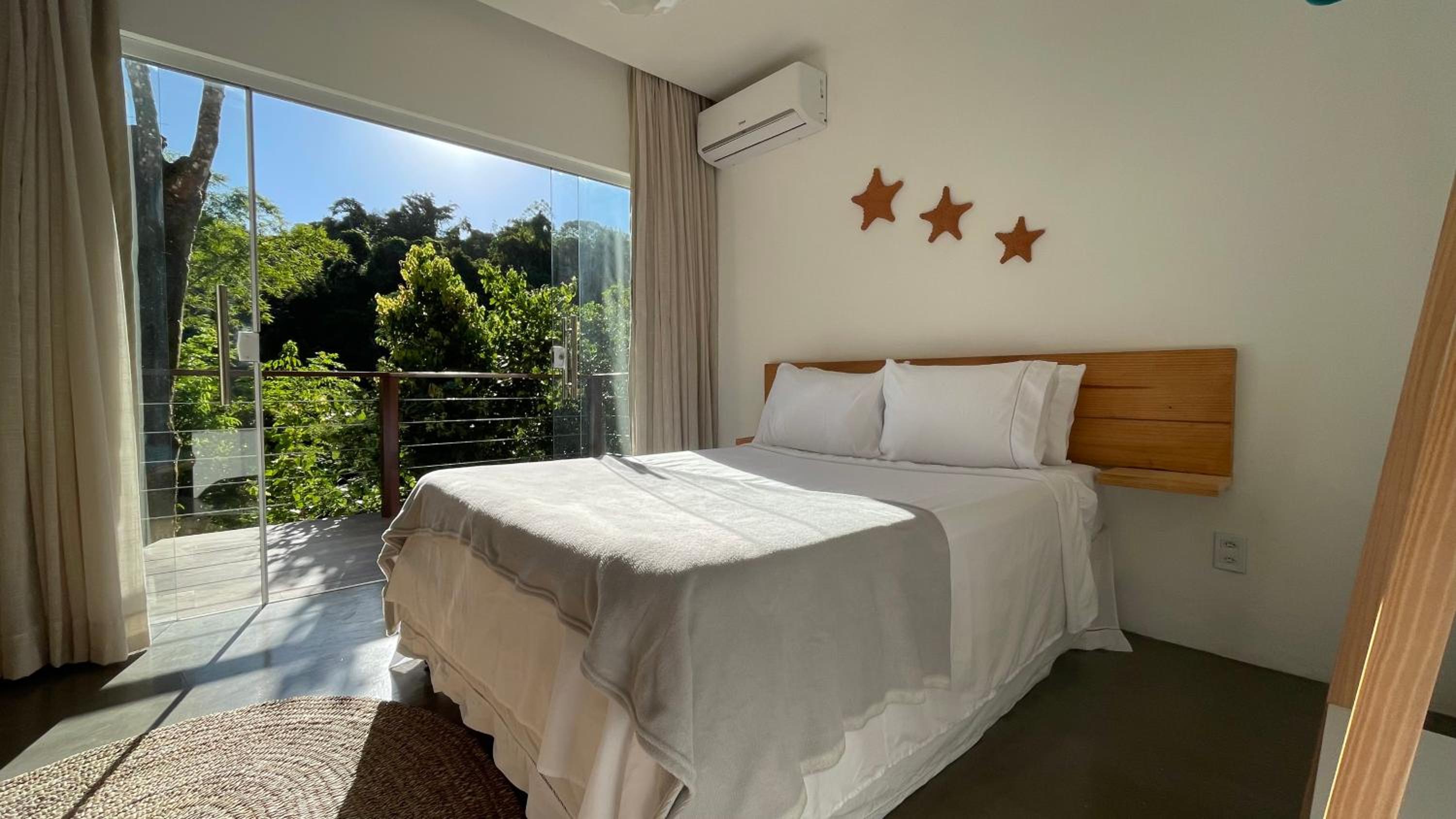 Casa com Piscina, 3 Suites, sala de estar e cozinha completa