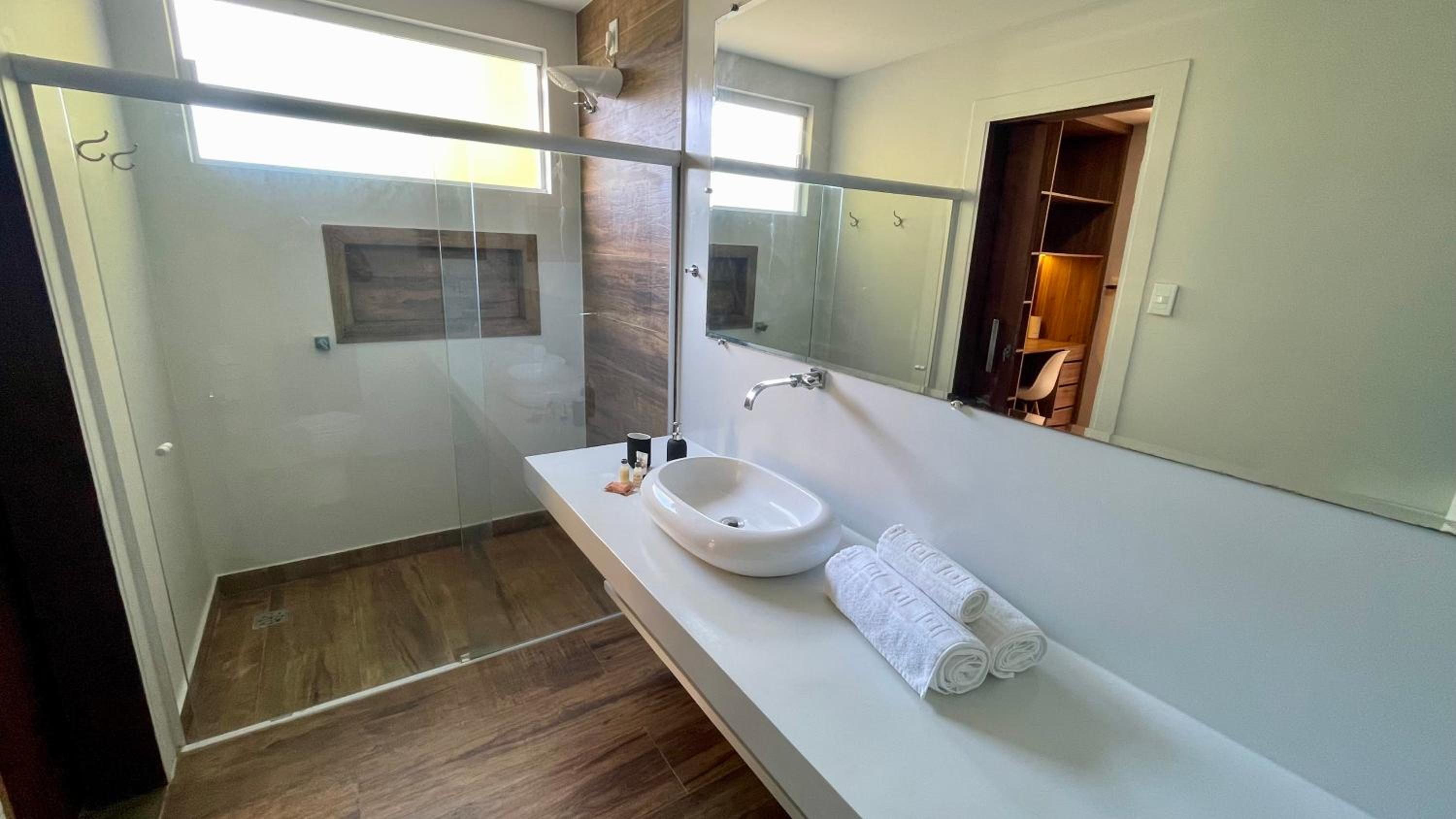 Casa com Piscina, 3 Suites, sala de estar e cozinha completa