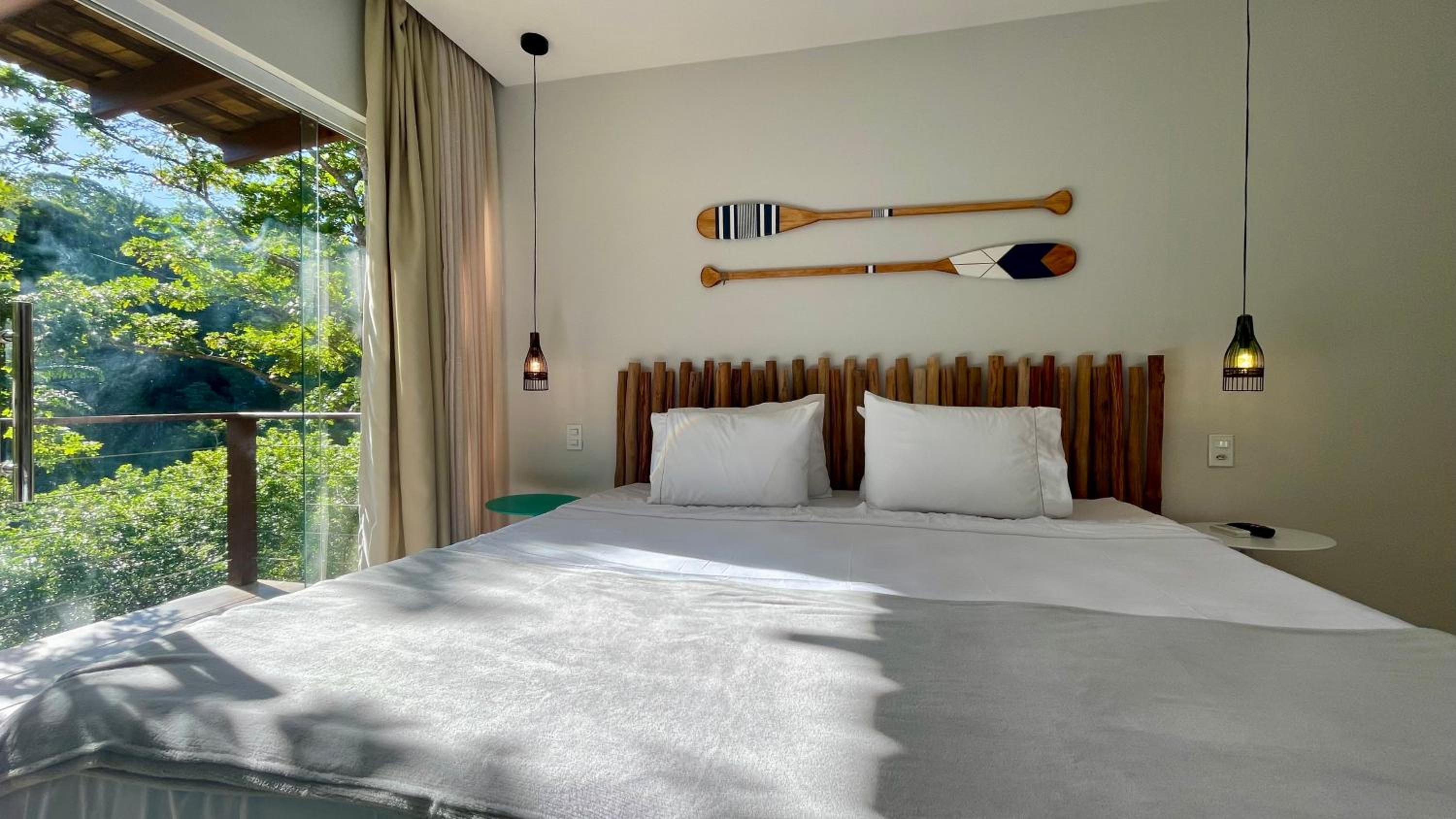 Casa com Piscina, 3 Suites, sala de estar e cozinha completa