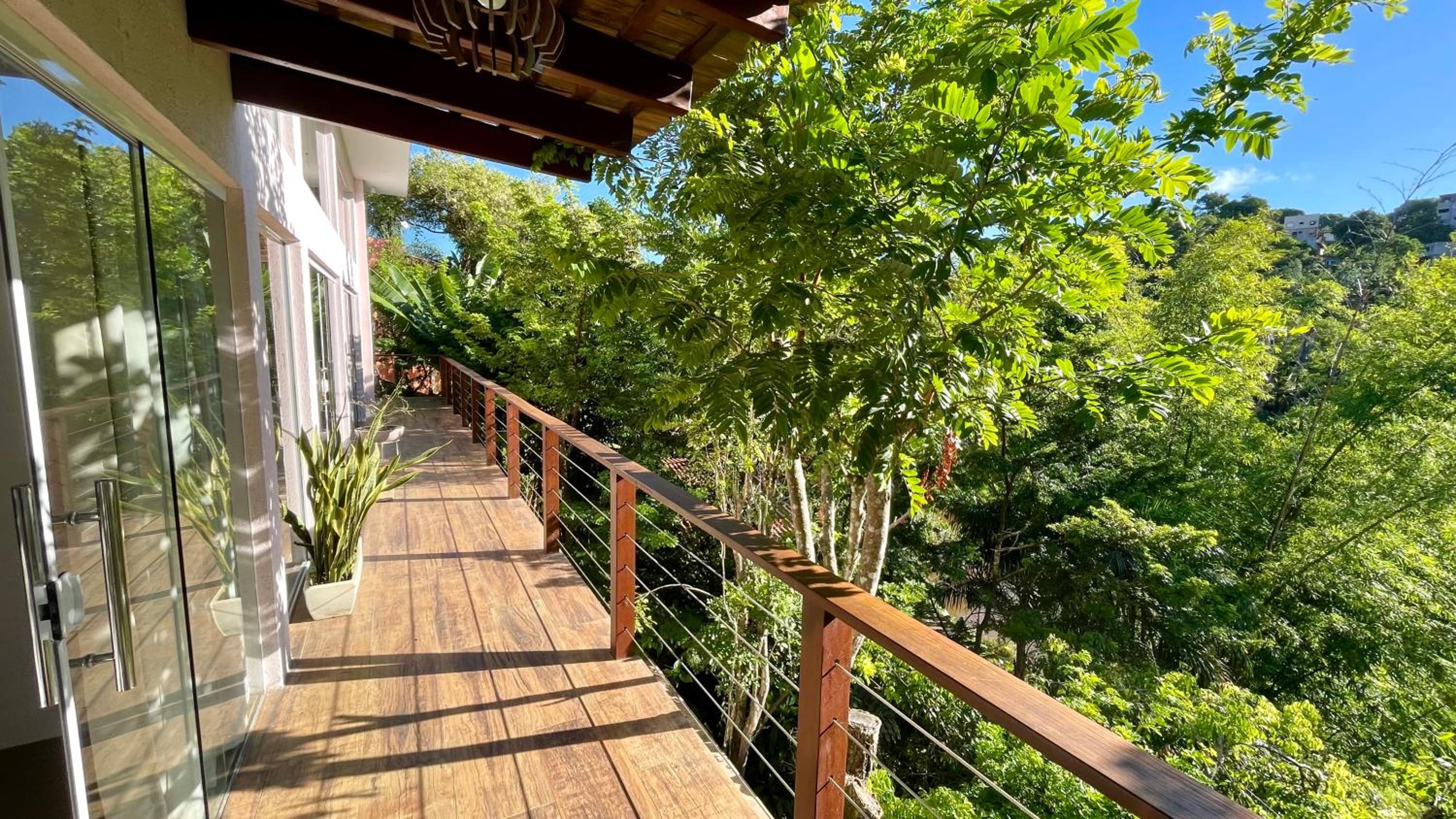 Casa com Piscina, 3 Suites, sala de estar e cozinha completa