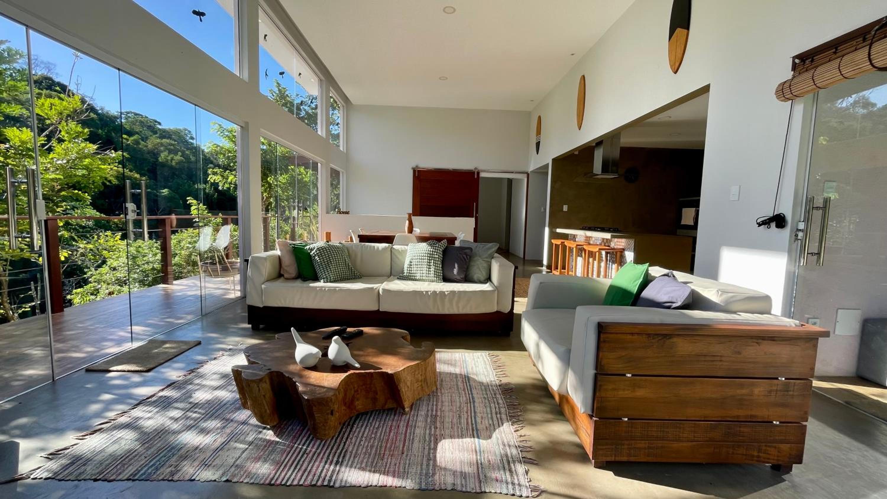 Casa com Piscina, 3 Suites, sala de estar e cozinha completa
