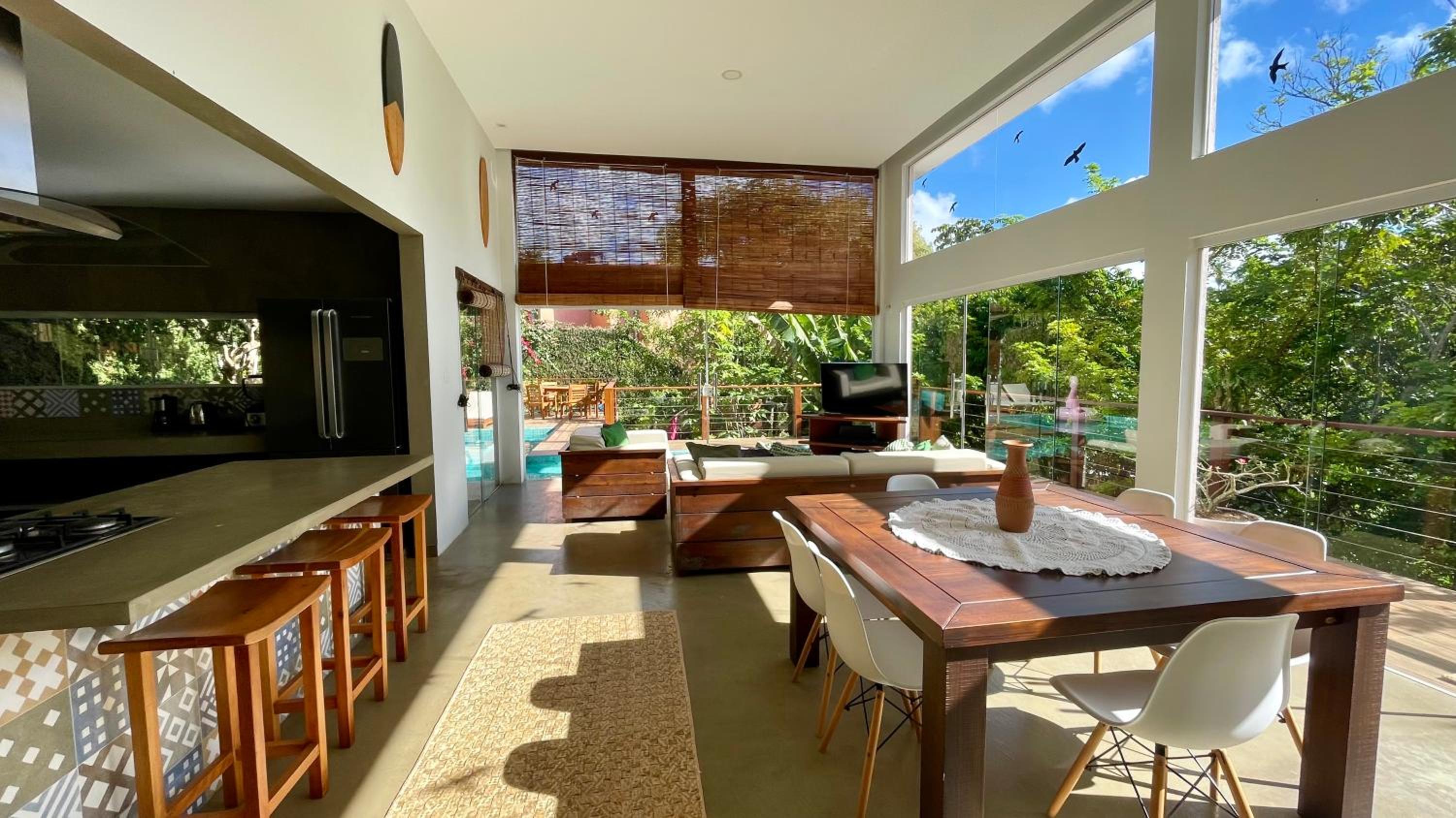 Casa com Piscina, 3 Suites, sala de estar e cozinha completa