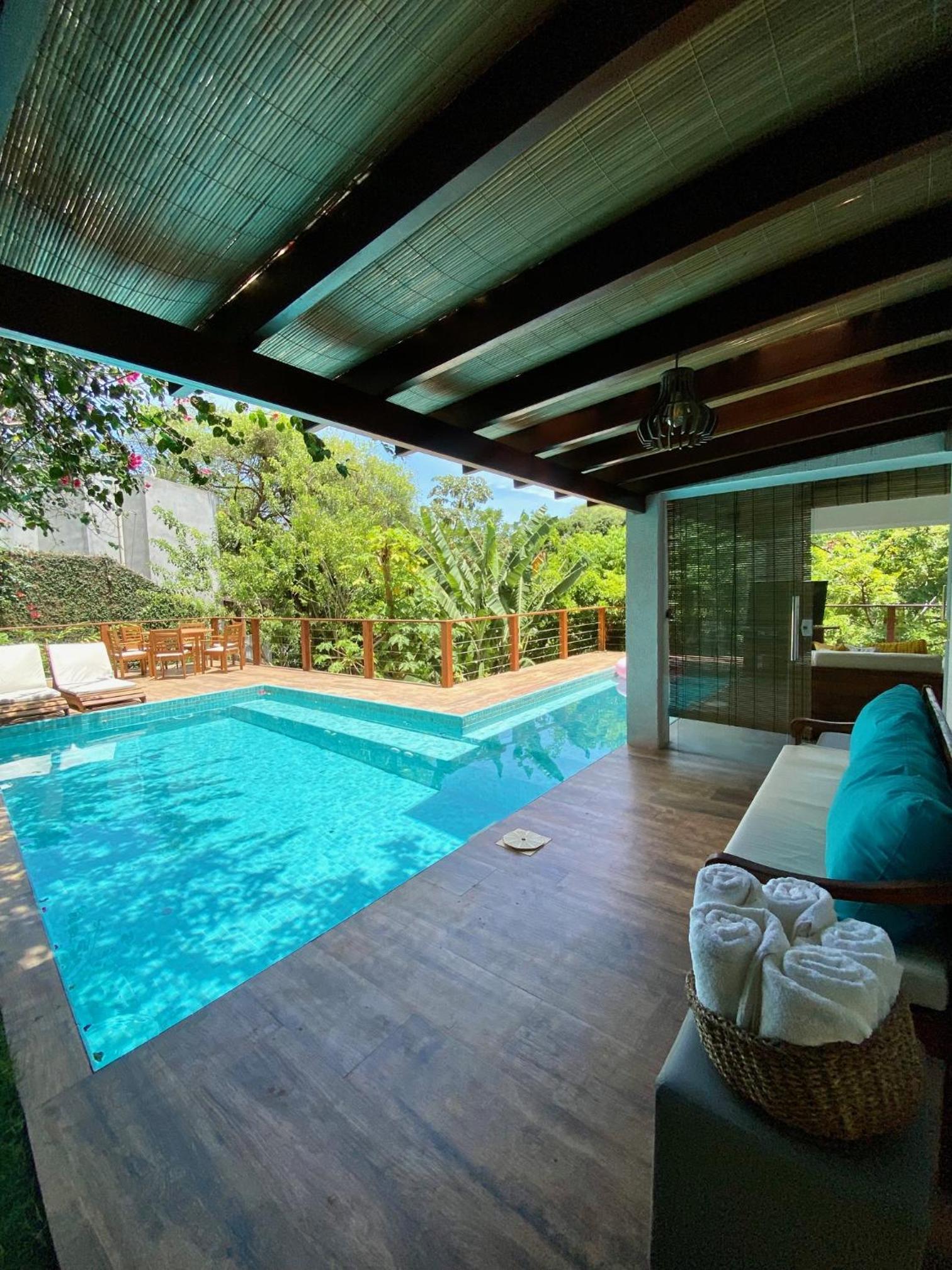 Casa com Piscina, 3 Suites, sala de estar e cozinha completa