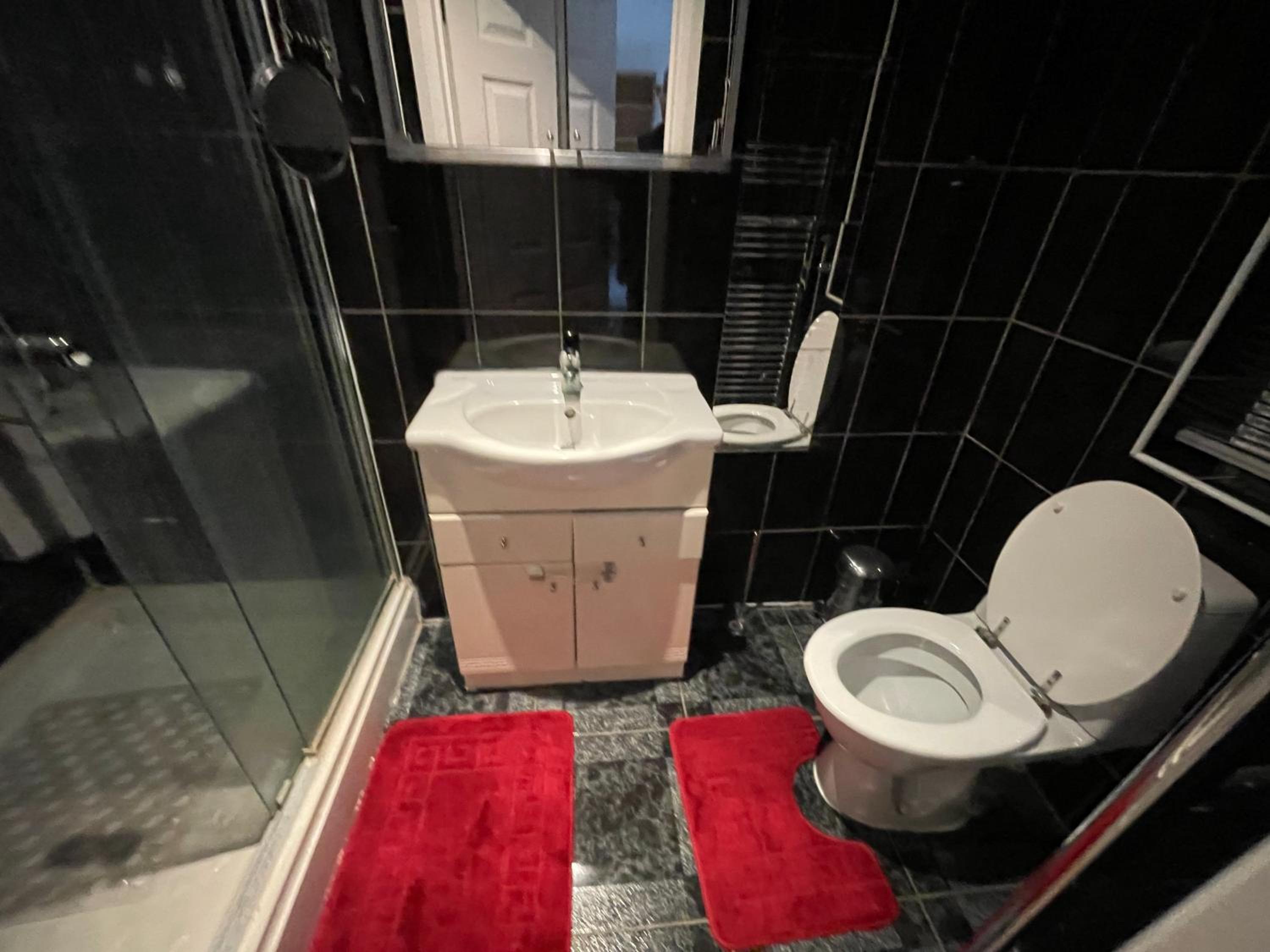 Double Room En-suite Free Parking view 3