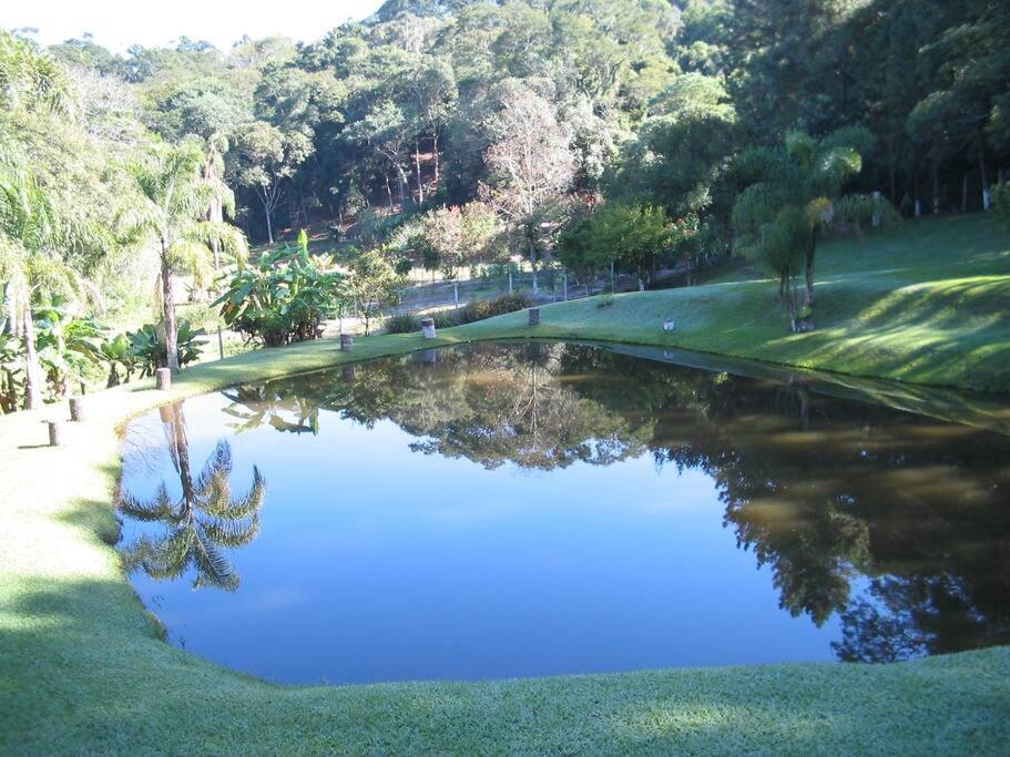 Linda chácara em Ibiuna com lago e piscina