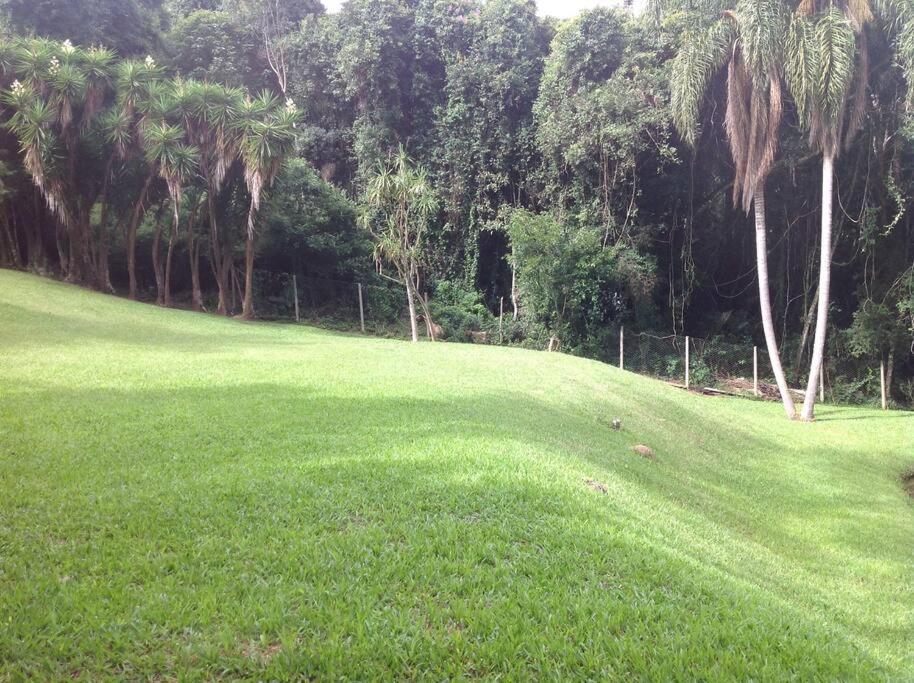 Linda chácara em Ibiuna com lago e piscina