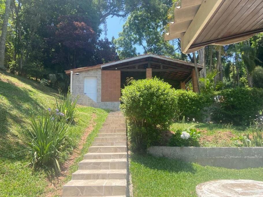 Linda chácara em Ibiuna com lago e piscina
