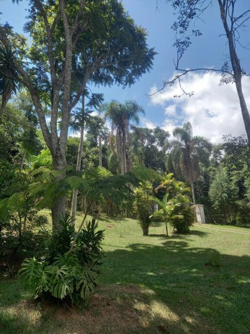 Linda chácara em Ibiuna com lago e piscina