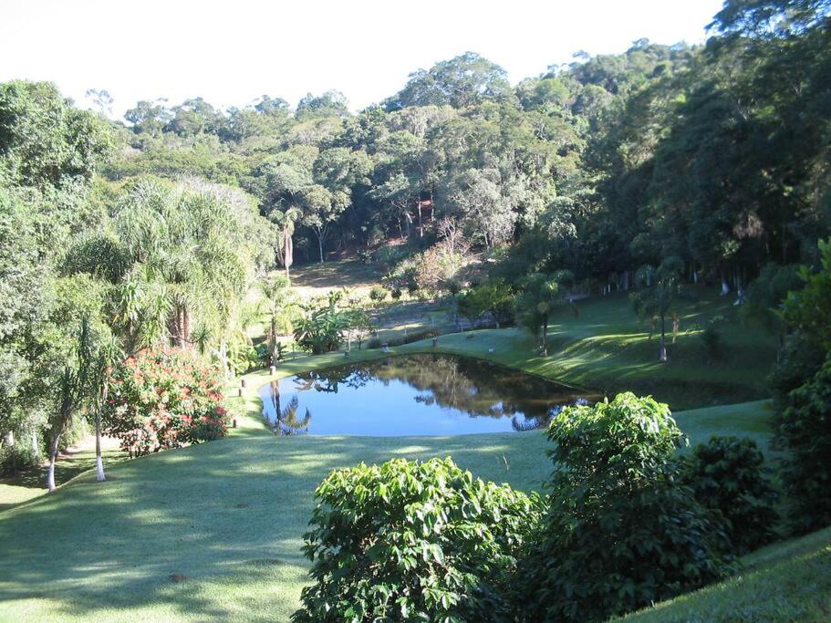 Linda chácara em Ibiuna com lago e piscina