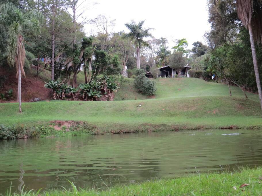 Linda chácara em Ibiuna com lago e piscina