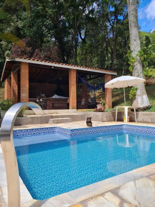 Linda chácara em Ibiuna com lago e piscina