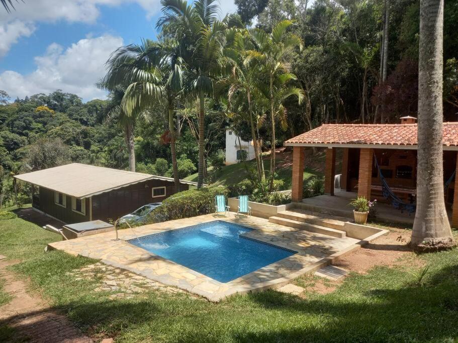 Linda chácara em Ibiuna com lago e piscina