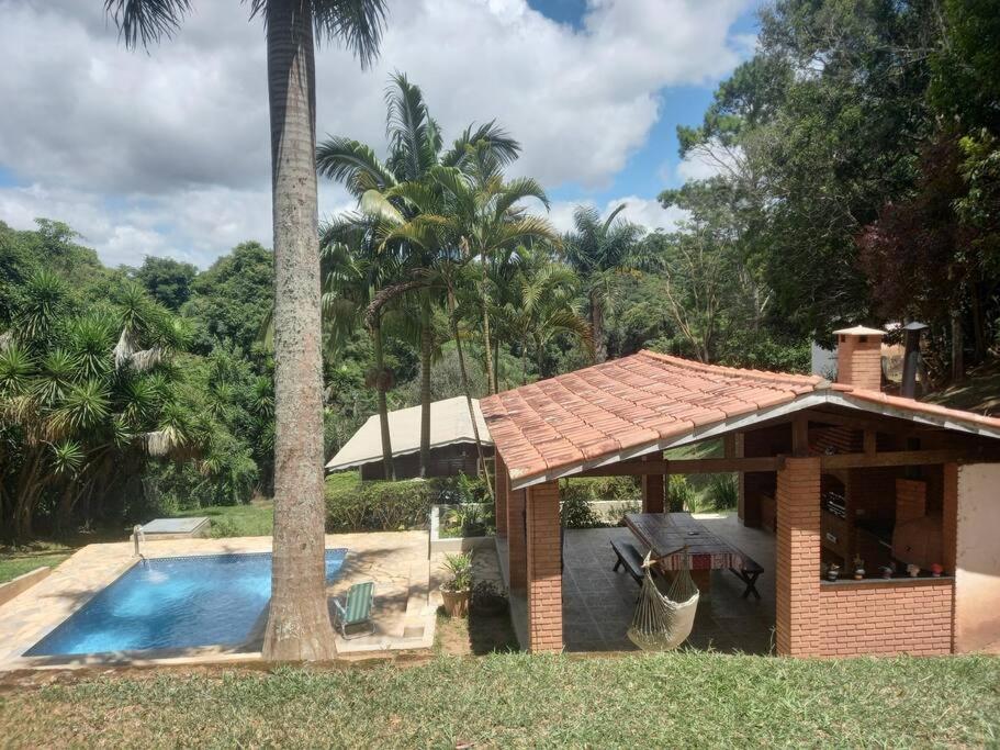 Linda chácara em Ibiuna com lago e piscina