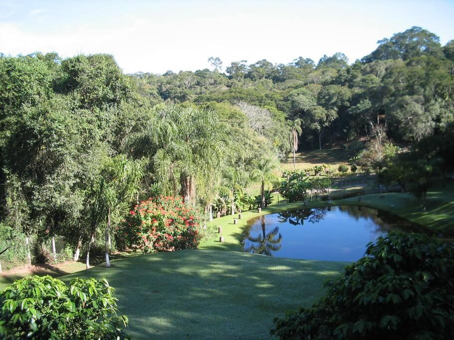 Linda chácara em Ibiuna com lago e piscina