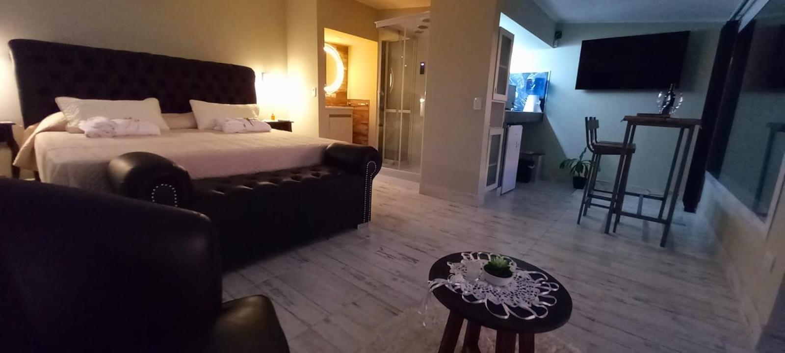 AYRES SUITE