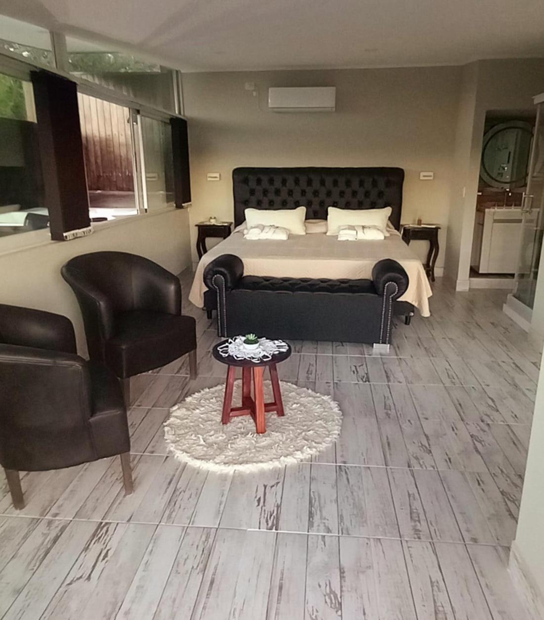AYRES SUITE