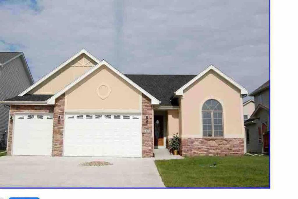 Des Moines Vacations - Suburban Family House - Property Image 1