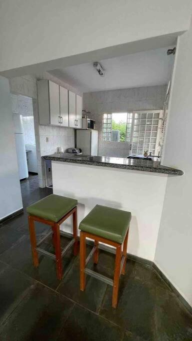 Casa com piscina em condomínio ensolarada!