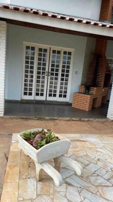 Casa com piscina em condomínio ensolarada!