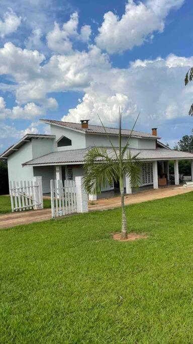 Casa com piscina em condomínio ensolarada!