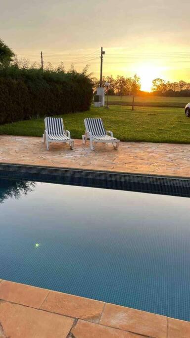 Casa com piscina em condomínio ensolarada!